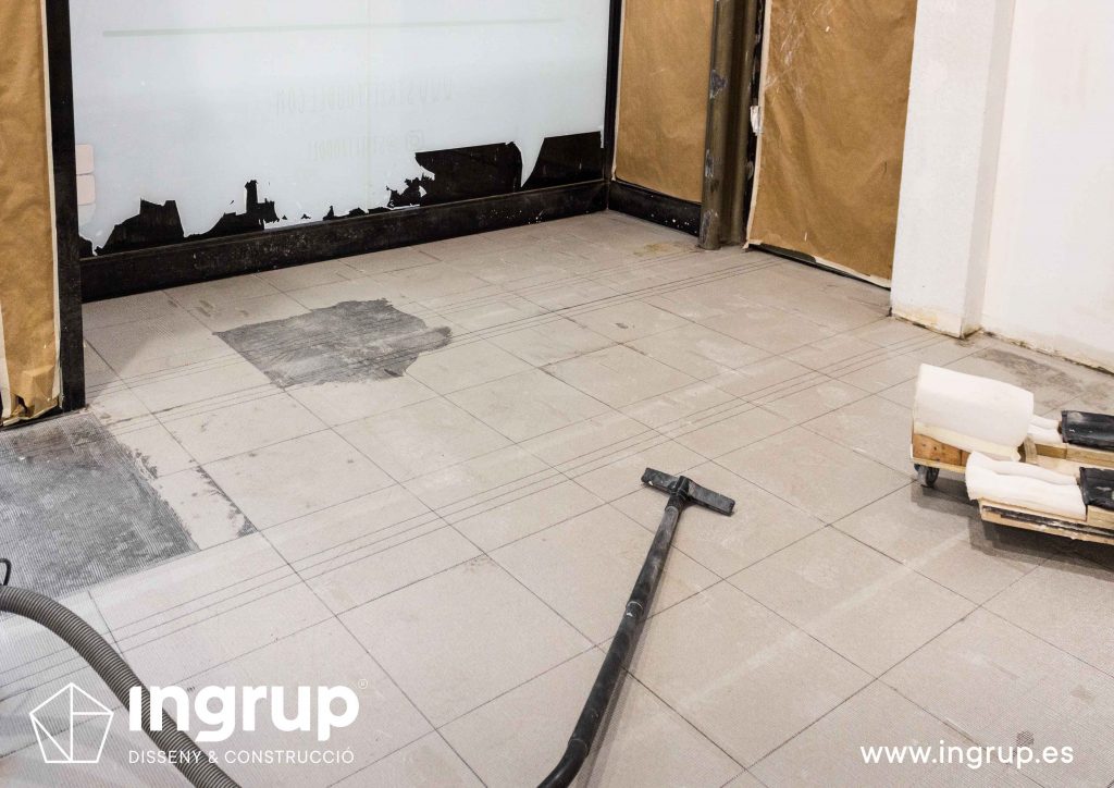 0002 ingrup estudi obra y construccion diseno reforma granollers barcelona preparacion suelo para aplicacion de microcemento limpieza