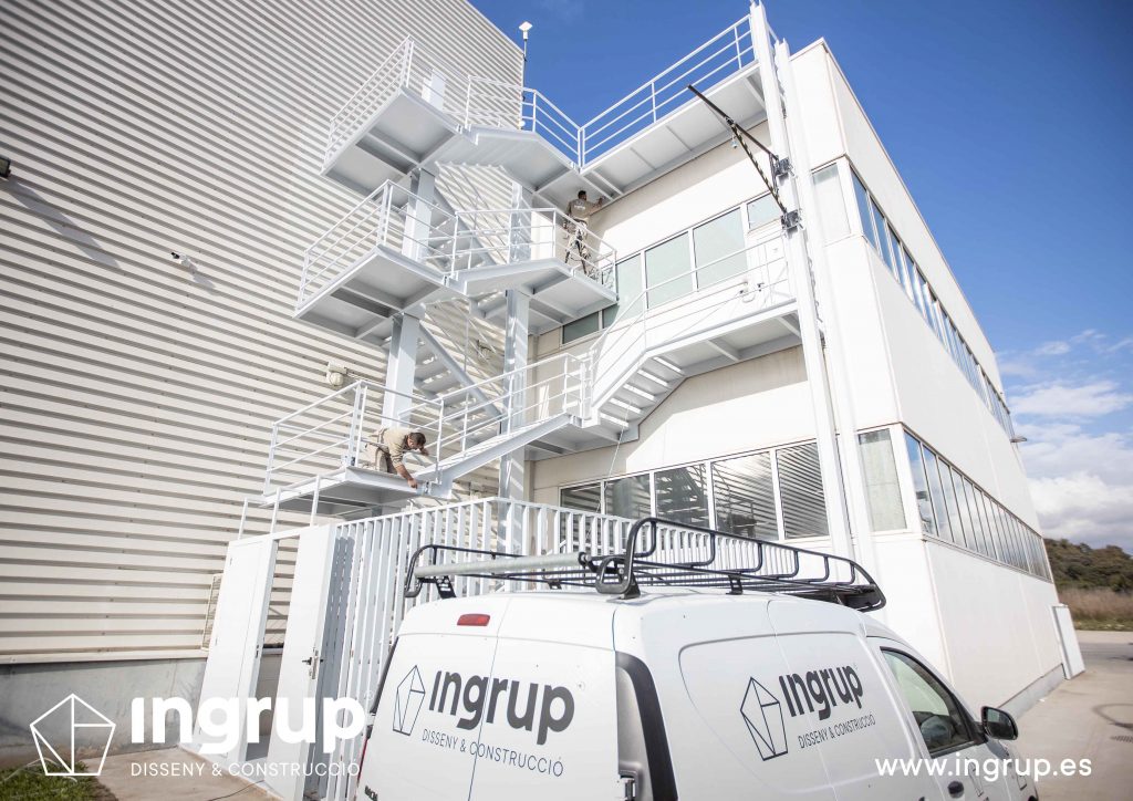 001 kh7 mantenimiento empresas escalera ingrup estudi diseno construccion granollers barcelona obra reforma interiorismo pintura integral escaleras exterior restauracion operario bicomponente acabados