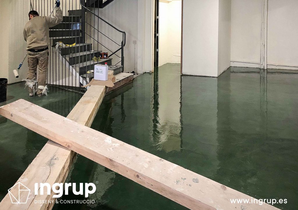 0011 ingrup estudi obra y construccion diseno reforma granollers barcelona aplicacion de microcemento de color verde aplicación de barniz protector