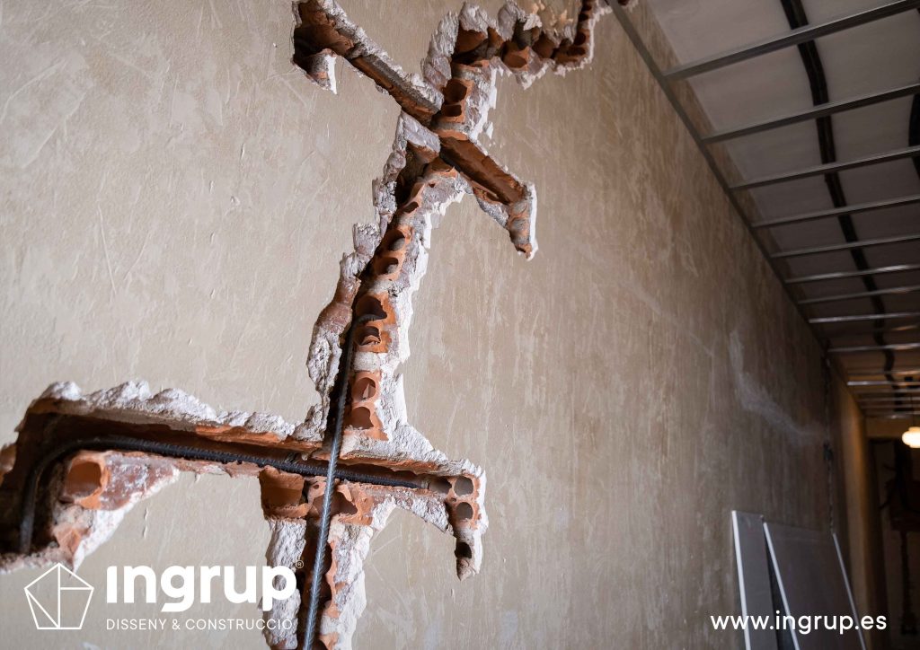 0011 reforma integral vivienda ingrup estudi diseno construccion granollers barcelona obra reforma nueva reparacion de grieta estructural en pared mediante grapas