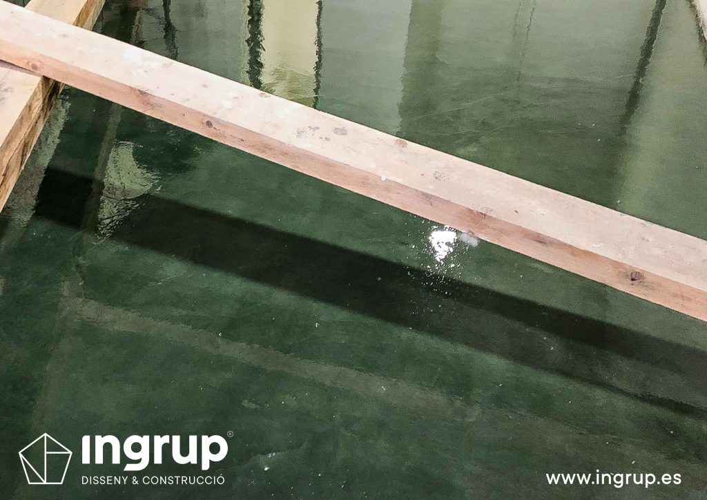 0012 ingrup estudi obra y construccion diseno reforma granollers barcelona aplicacion de microcemento de color verde acabado final