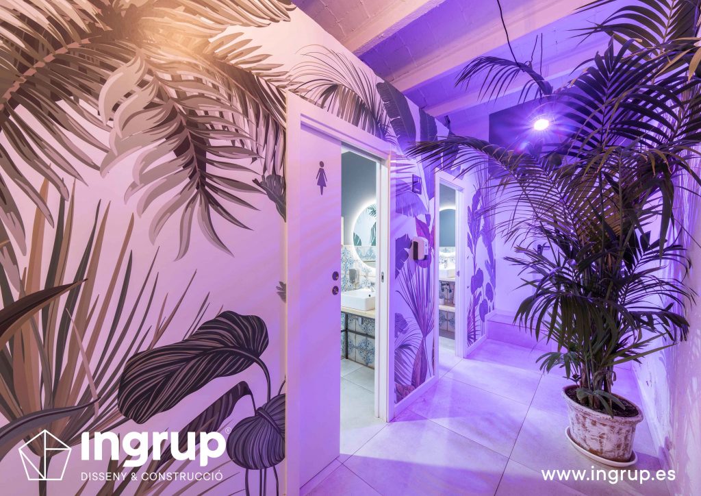 0014 la magrana restaurante cuina meditarrania ingrup estudi diseno construccion granollers barcelona obra reforma interiorismo zona lavabos construccion nueva iluminacion uva plantas vinilo impreso