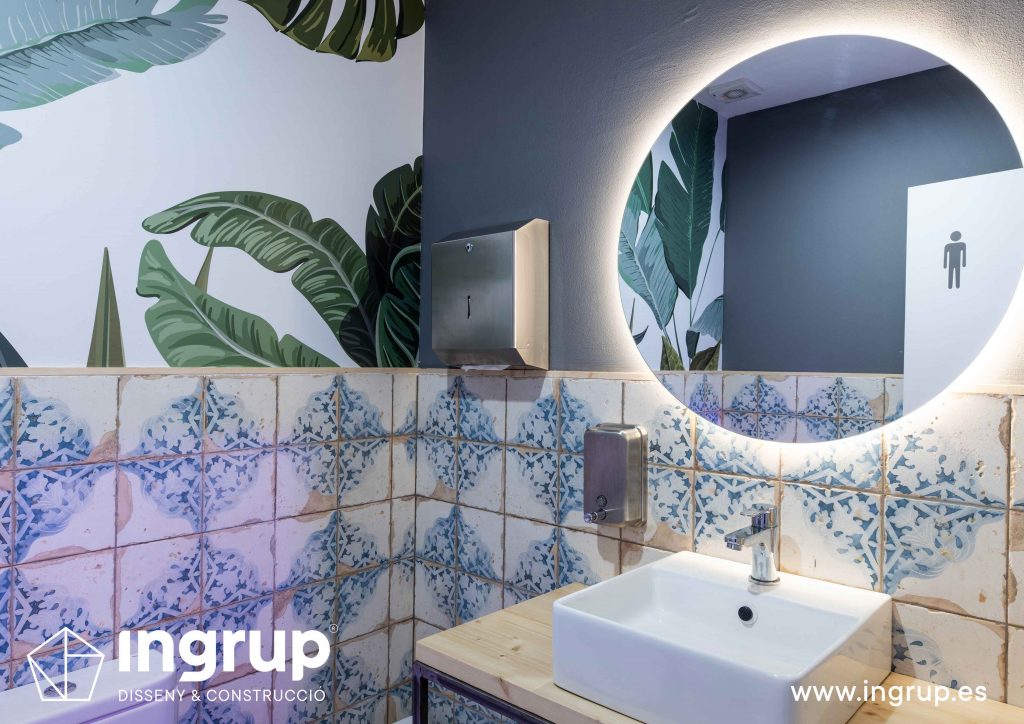 0015 la magrana restaurante ingrup estudi diseno construccion granollers barcelona obra reforma interiorismo lavabos wc gres hidraulico vinilo impreso pintura decorativa espejo retroiluminado