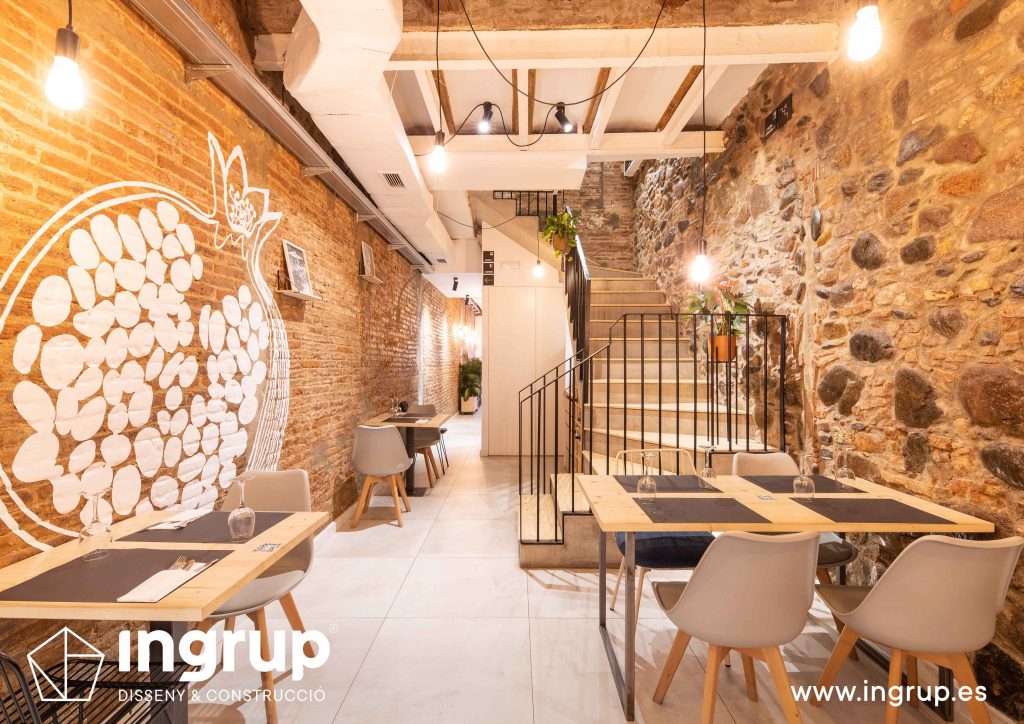 0017 la magrana restaurante ingrup estudi diseno construccion granollers barcelona obra reforma interiorismo nuevo comedor interior escalera rotulación vinilo ladrillo piedra mobiliario a medida iluminacion