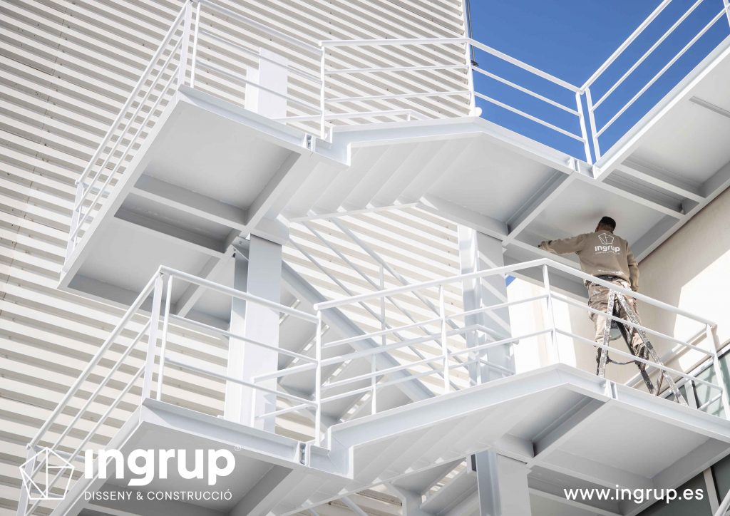 002 kh7 mantenimiento empresas escalera ingrup estudi diseno construccion granollers barcelona obra reforma interiorismo pintura integral escaleras exterior restauracion operario bicomponente acabados