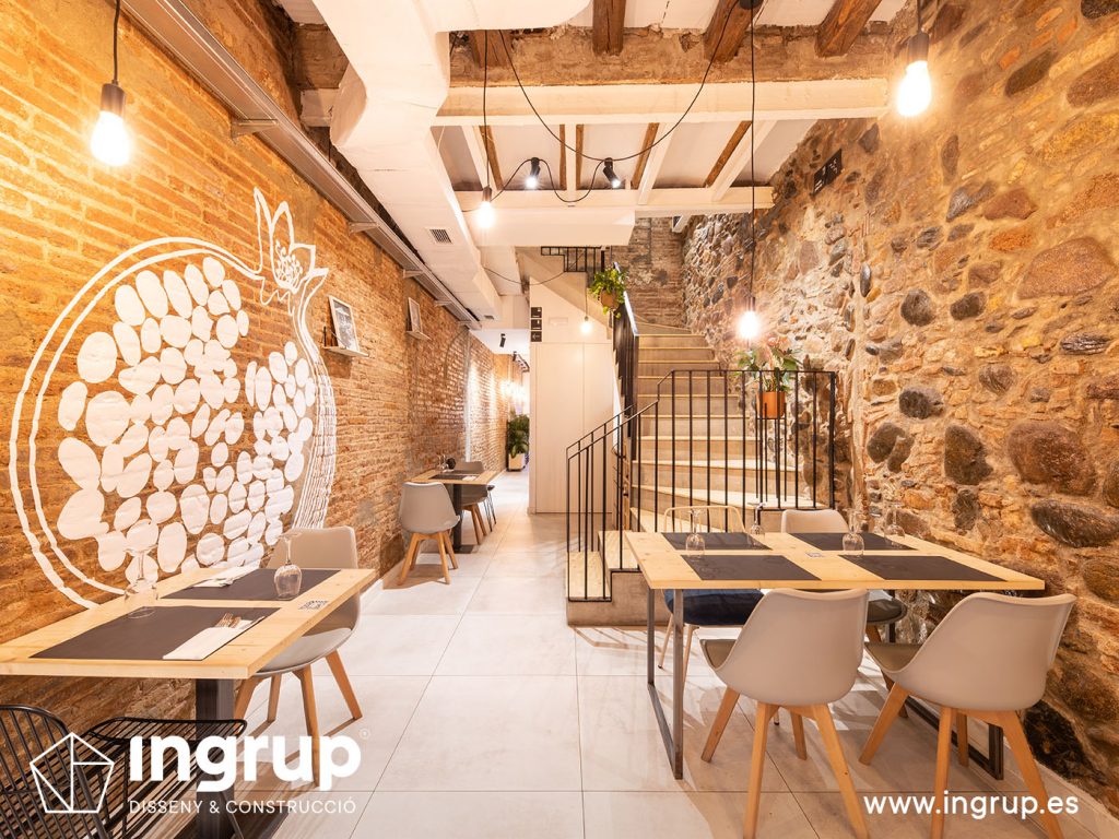006 la magrana restaurant ingrup estudi obra reforma construccion diseno nuveo comedor interior escalera de obra acabados madera vinilos iluminacion