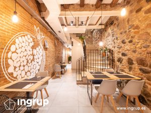 006 la magrana restaurant ingrup estudi obra reforma construccion diseno nuveo comedor interior escalera de obra acabados madera vinilos iluminacion