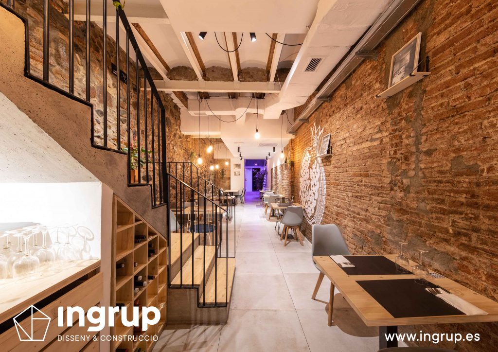 007 la magrana restaurante cuina meditarrania ingrup estudi diseno construccion granollers barcelona obra reforma interiorismo zona almacen estanteria vinos madera escalera nueva comedor