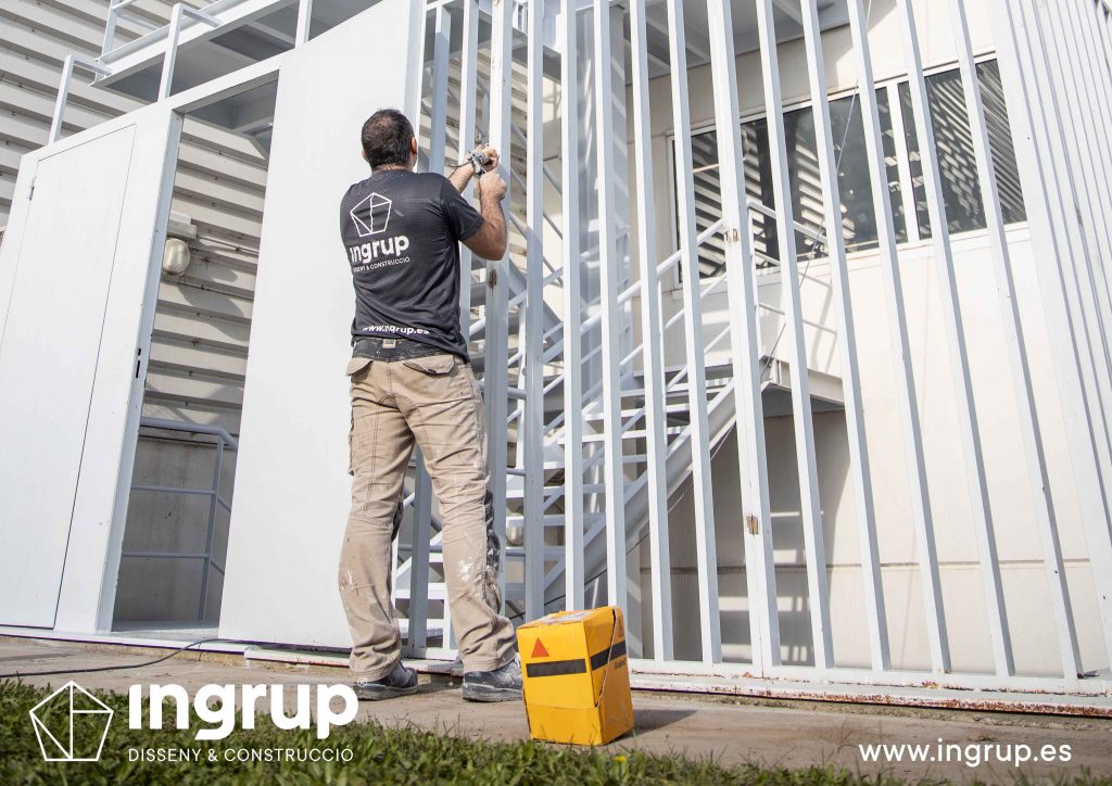 008 kh7 mantenimiento empresas escalera ingrup estudi diseno construccion granollers barcelona retail pintura integral escaleras operario reparacion valla exterior