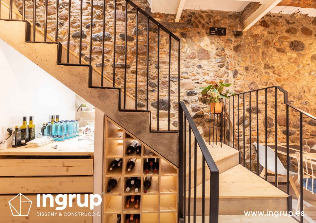 008 la magrana restaurante cuina meditarrania ingrup estudi diseno construccion granollers barcelona obra reforma interiorismo zona almacen detalle botellero vinos madera escalera nueva materiales