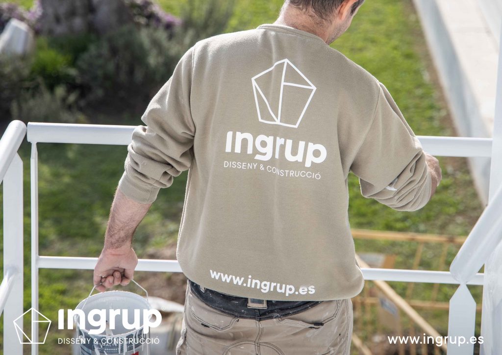 009 kh7 mantenimiento empresas escalera ingrup estudi diseno construccion granollers barcelona pintura integral escaleras exterior restauracion operario trabajando reparacion pintura escalera