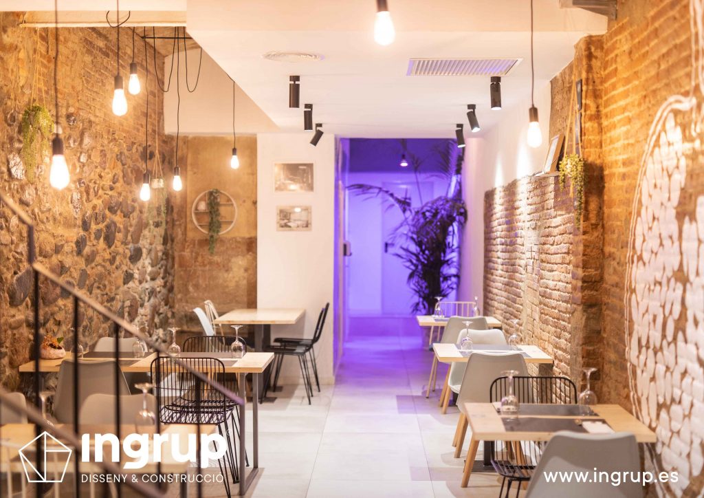 009 la magrana restaurante ingrup estudi diseno construccion granollers barcelona obra reforma interiorismo comedor nuevo iluminacion mobiliario a medida ladrillo visto decoracion vinilos