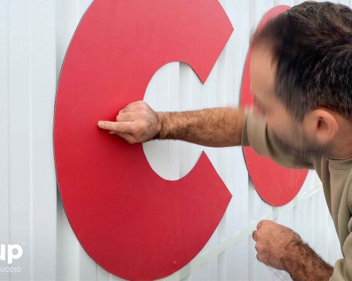01 instalacion de letras corporeas de gran formato logotipo aplicacion de marca operario ingrup estudi granollers retail barcelona