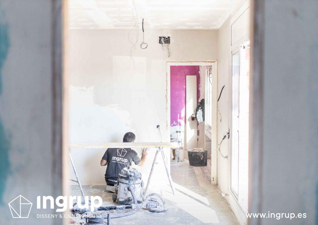 01 obra reforma piso vivienda ingrup estudi diseno construccion operario alisado paredes pladur