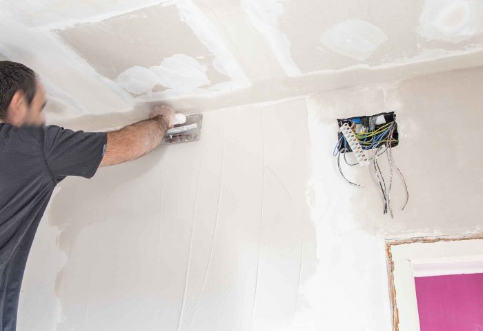 01 operario alisando pared de pladur ingrup diseno construccion