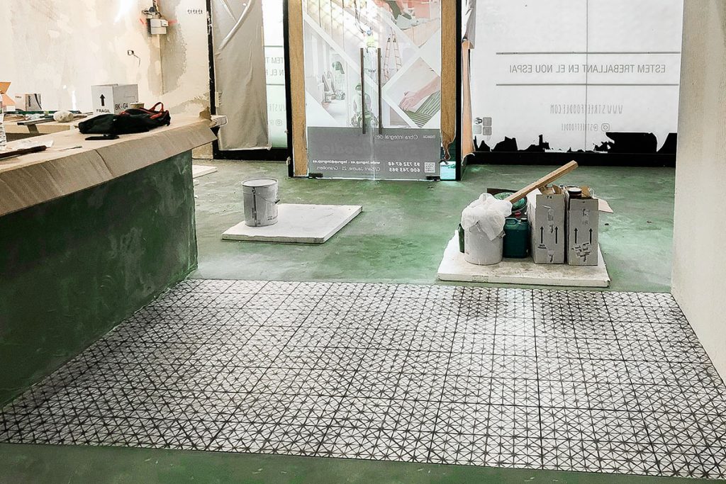 01 portada ingrup estudi obra y construccion diseno reforma granollers barcelona aplicacion de microcemento acabado pulido con combinacion de gres hidraulico