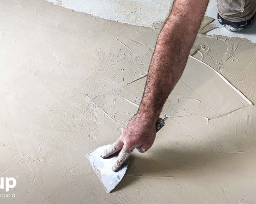 01 proceso ingrup estudi obra y construccion diseno reforma granollers barcelona aplicacion de la primera capa microcemento incoloro