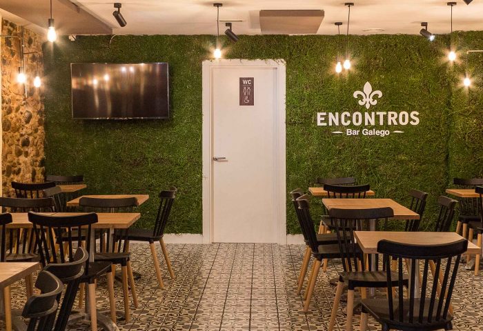 01 slider ingrup estudi obra y construccion diseno reforma granollers barcelona gastrobar encontros comedor nuevo finalización cesped vertical pared de piedra vista suelo hidraulico