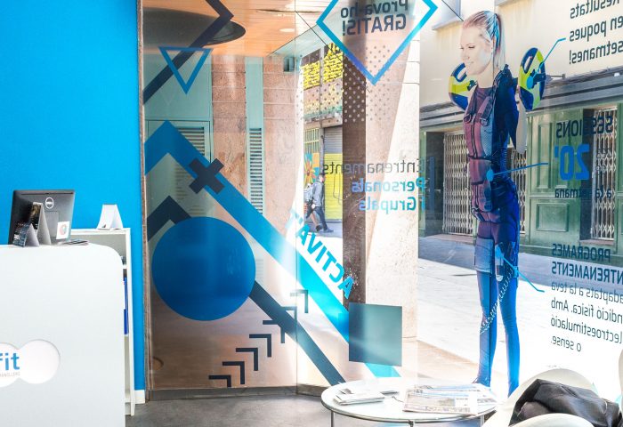 slider rotulacion integral diseno ingrup estudio granollers retail barcelona onfit gimnasio vinilo transparente impresion corte rotulación instalacion cristalera