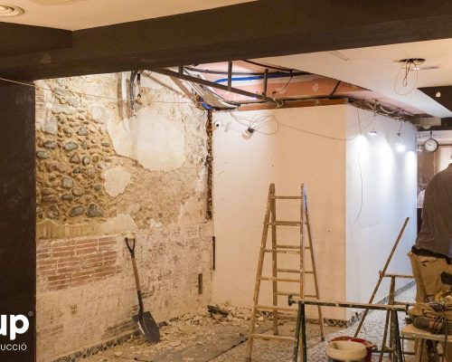 02 ingrup estudi obra y construccion diseno reforma granollers barcelona gastrobar derribo de paredes para dejar pared de piedra antigua a la vista