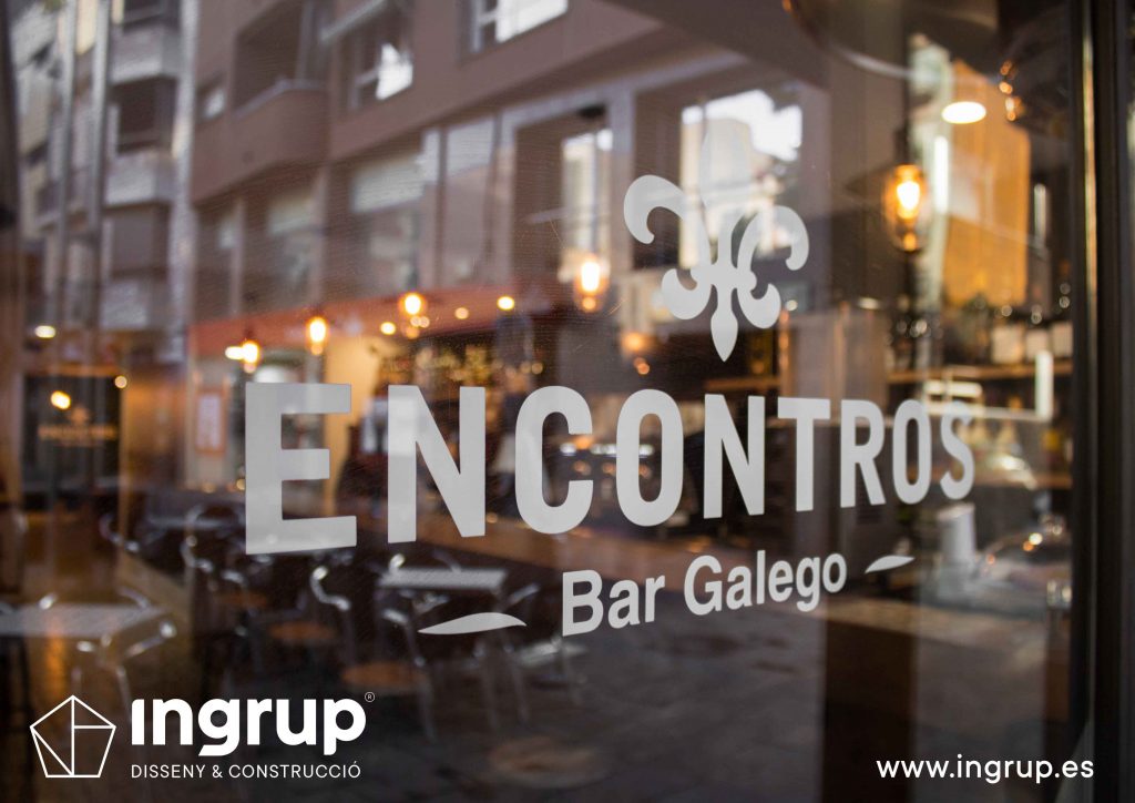 02 ingrup estudi obra y construccion diseno reforma granollers barcelona gastrobar encontros fachada nueva rotulacion imagen corporativa detalle vinilo de corte puerta cristal