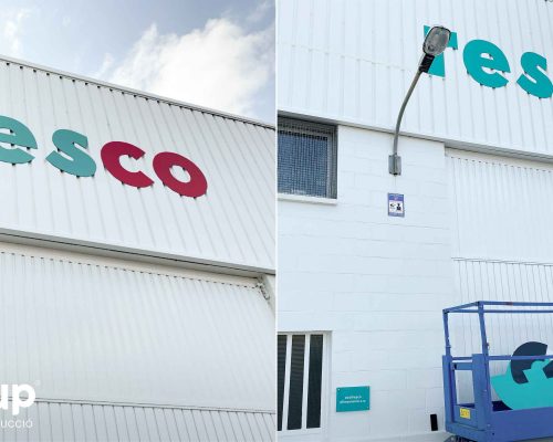 02 instalacion de letras corporeas de gran formato logotipo aplicacion de marca operario ingrup estudi granollers retail barcelona elevador