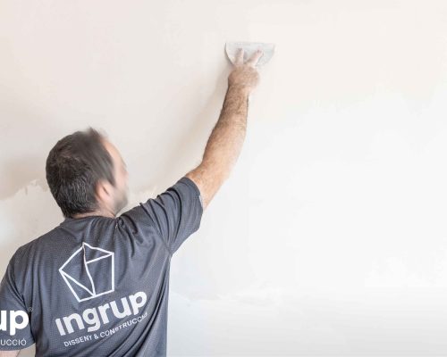 02 obra reforma piso vivienda ingrup estudi diseno construccion operario alisado paredes pladur mantenimiento