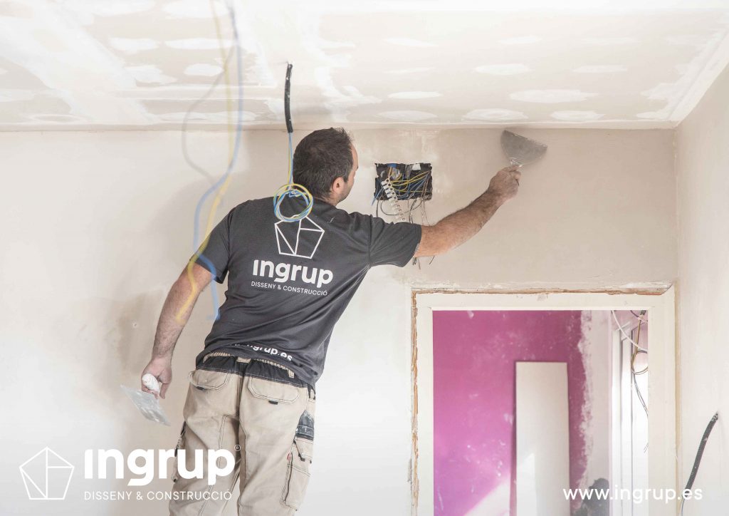 02 obra reforma piso vivienda ingrup estudi diseno construccion operario alisado paredes pladur vivienda habitacion