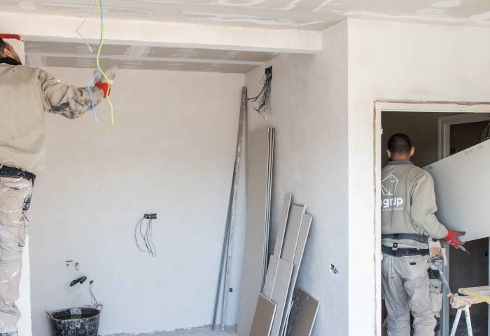 02 operarios ingrup diseno construccion trabajando en reforma de vivienda pladur pintura alisado reforma