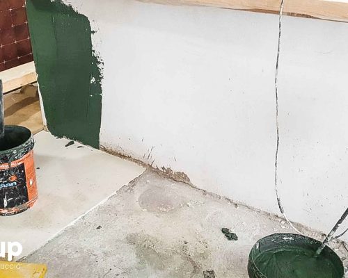 02 proceso ingrup estudi obra y construccion diseno reforma granollers barcelona aplicacion de microcemento color verde en barra vertical