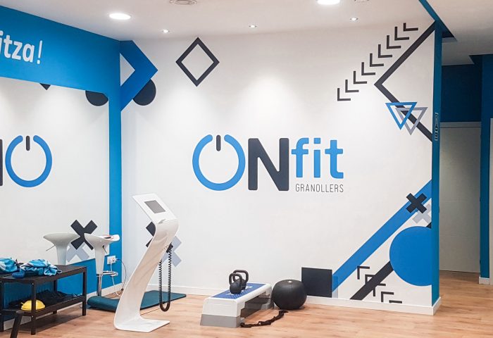 slider rotulacion integral diseno ingrup estudio granollers retail barcelona onfit gimnasio vinilo transparente impresion corte rotulación instalacion cristalera