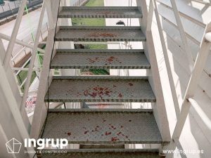 03 antes estado escalera mantenimiento empresas retail ingrup estudio granollers