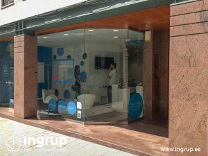 03 estado previo a rotulacion de cristaleras del gimnasio ingrup estudi diseno granollers retail