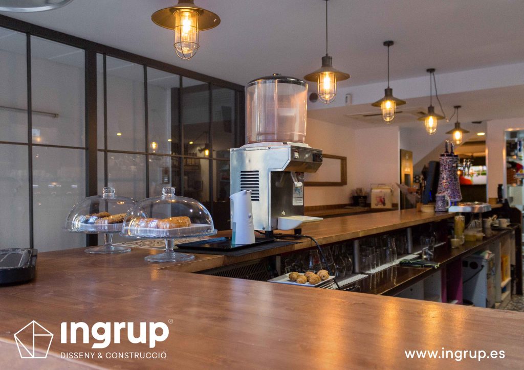 03 ingrup estudi obra y construccion diseno reforma granollers barcelona gastrobar encontros barra nueva con aplacado de madera detalle interior barra