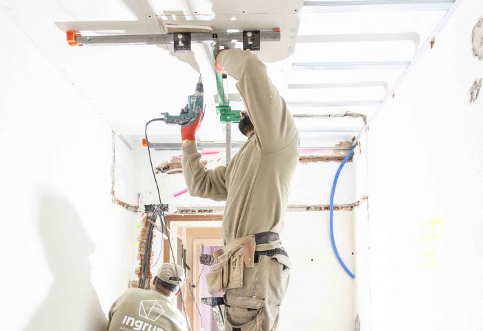 03 operario instalacion techo continuo pladur ingrup estudi obra reforma diseno construccion granollers barcelona