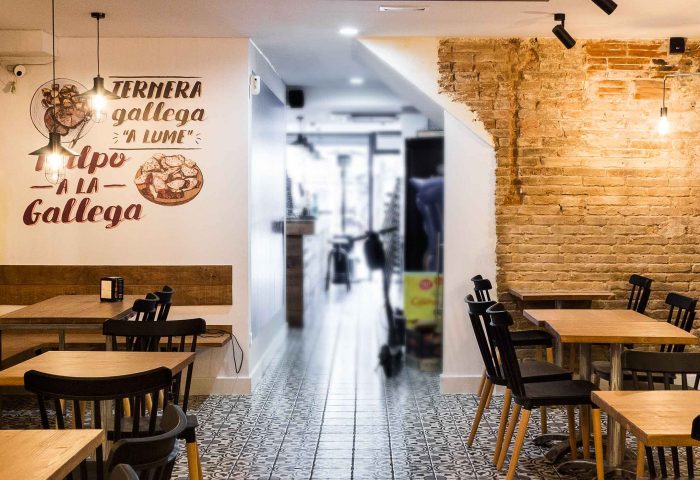 03 slider ingrup estudi obra y construccion diseno reforma granollers barcelona gastrobar encontros entrada comedor con mobiliario y vinilos