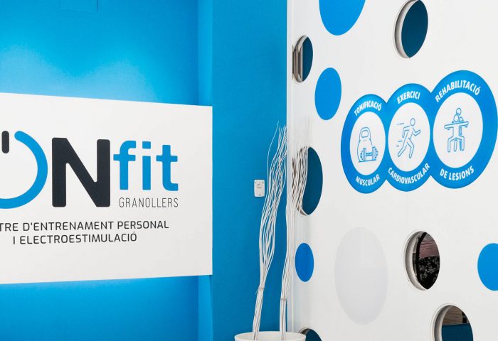 03 slider rotulacion integral diseno ingrup estudio granollers retail barcelona onfit gimnasio vinilo impresion corte rotulación instalacion pared decorativo logotipo