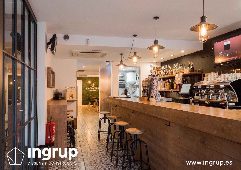 04 ingrup estudi obra y construccion diseno reforma granollers barcelona gastrobar encontros barra nueva con aplacado de madera