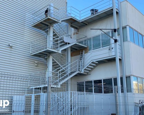 04 kh7 mantenimiento empresas retail ingrup estudi granollers operarios trabajando lijando pintura proteccion