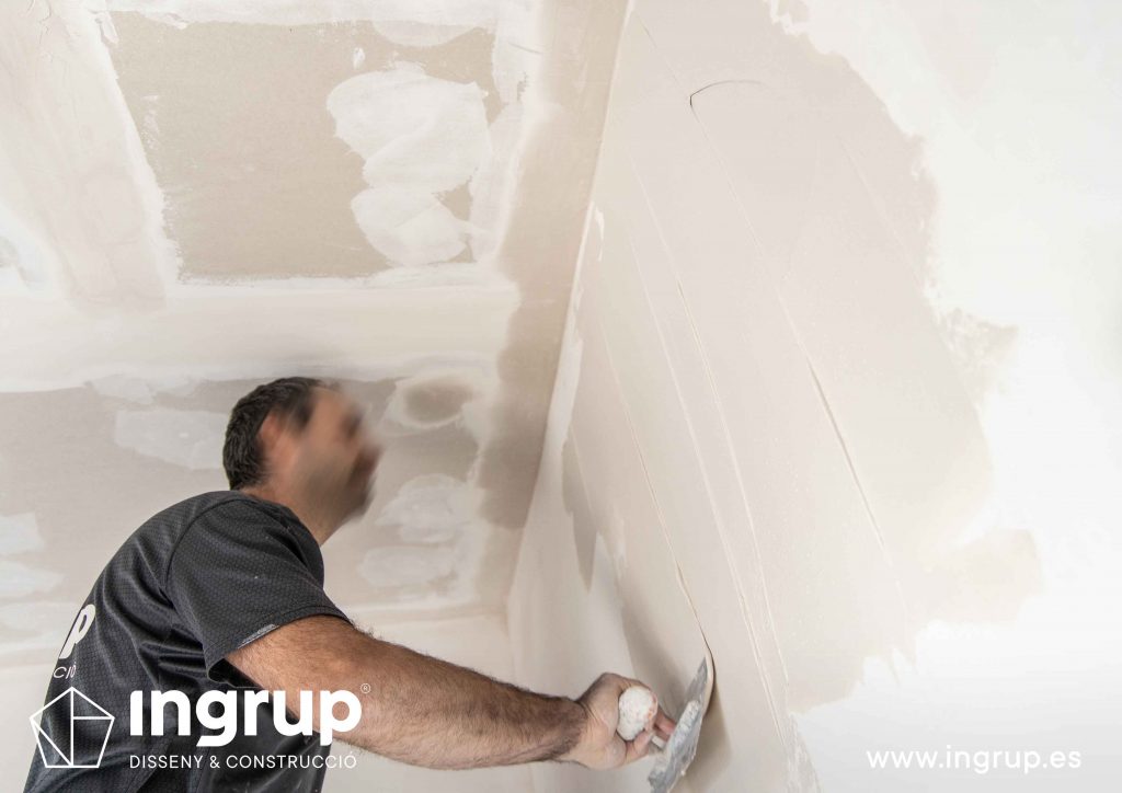 04 obra reforma piso vivienda ingrup estudi diseno construccion operario alisado paredes pladur aplicacion pasta
