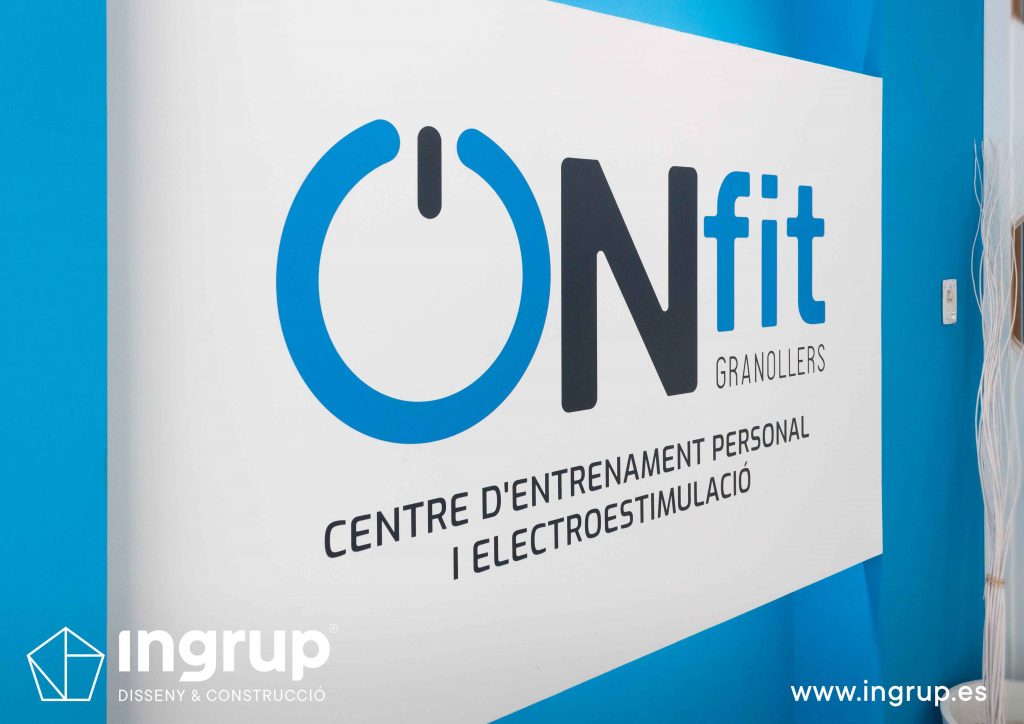 04 rotulacion interior local comercial gimnasio ingrup estudi diseno construcion granollers barcelona detalle vinilo impresion corte rotulo instalacion logotipo pared