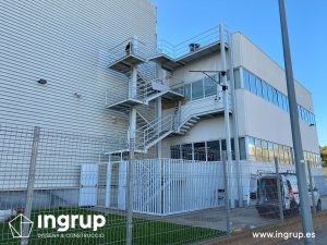 05 antes estado escalera mantenimiento empresas retail ingrup estudio granollers proceso pintado