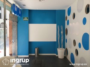 05 estado previo a la rotulacion de la entrada del gimnasio ingrup estudi granollers diseno retail vinilo