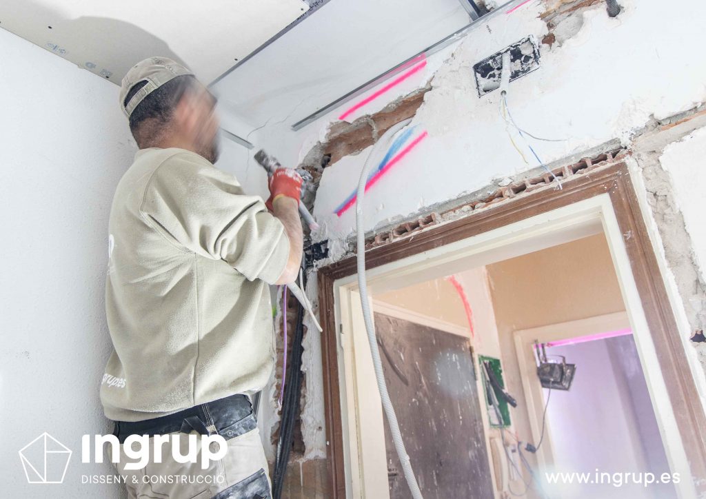 05 obra reforma piso vivienda ingrup estudi diseno construccion operario repicado paredes instalacion electrica nueva lampisteria