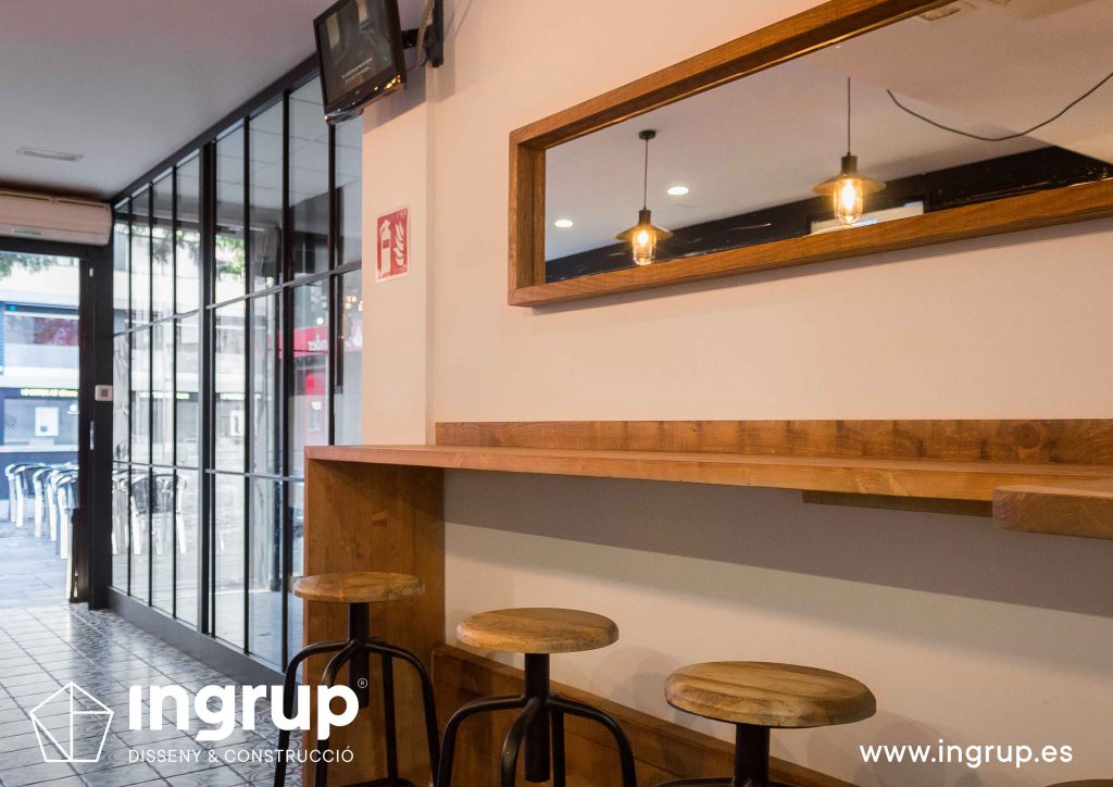06 ingrup estudi obra y construccion diseno reforma granollers barcelona gastrobar encontros barra secundaria de madera espejo
