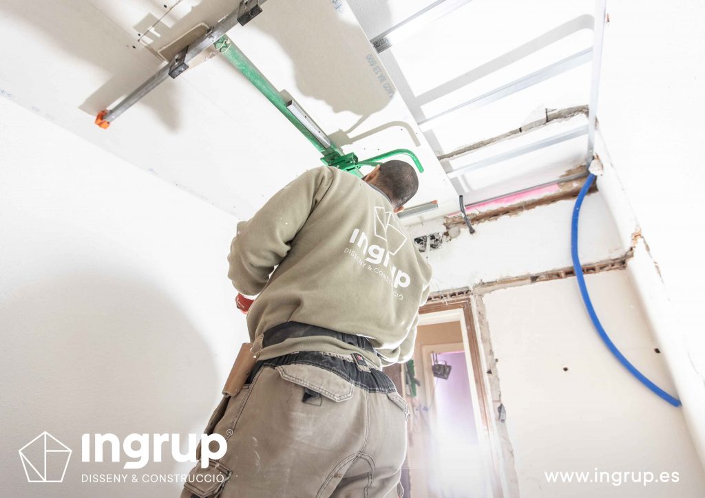 07 obra reforma piso vivienda ingrup estudi diseno construccion operario instalacion techo continuo pladur