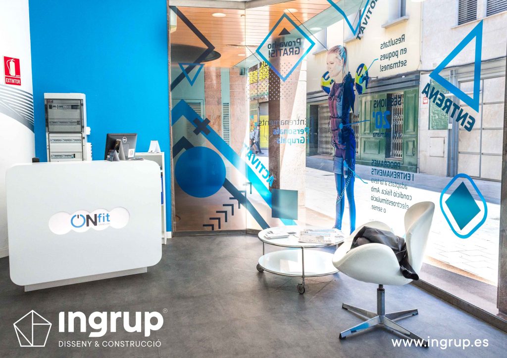 07 rotulacion exterior local comercial gimnasio ingrup estudi diseno construcion granollers barcelona vinilo impresion corte transparente rotulo cristalera mostrador retroiluminacion