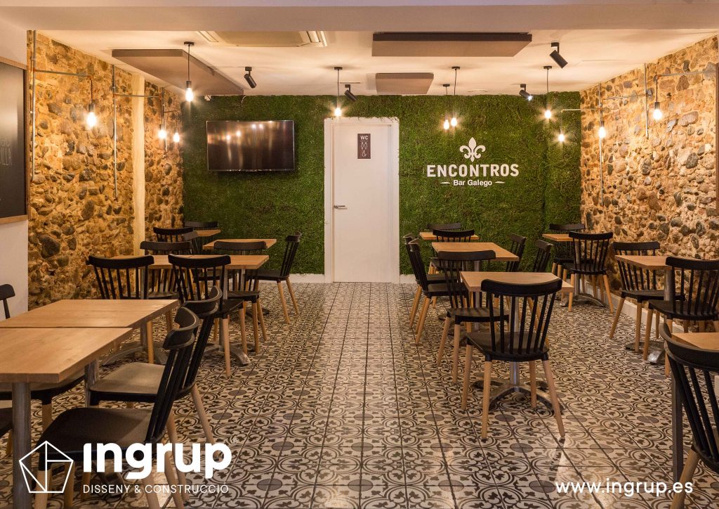 08 ingrup estudi obra y construccion diseno reforma granollers barcelona gastrobar encontros comedor nuevo finalización cesped vertical pared de piedra vista suelo hidraulico
