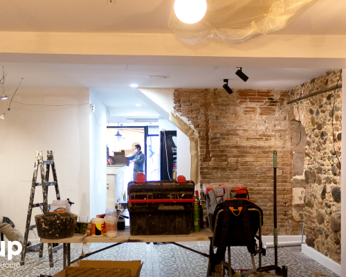 08 ingrup estudi obra y construccion diseno reforma granollers barcelona gastrobar encontros detalle instalacion letras corporeas en pared de cesped artificial