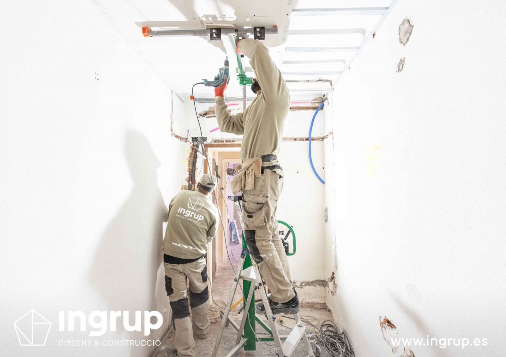 08 obra reforma piso vivienda ingrup estudi diseno construccion operario colocacion placa pladur techo